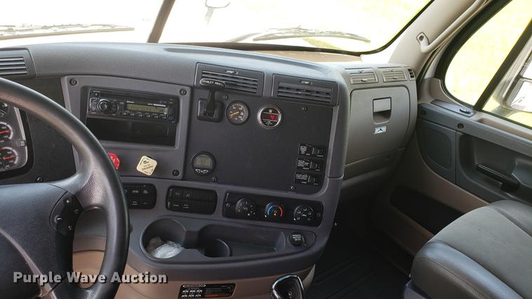 image for item EN9926 2014 Freightliner Cascadia semi truck