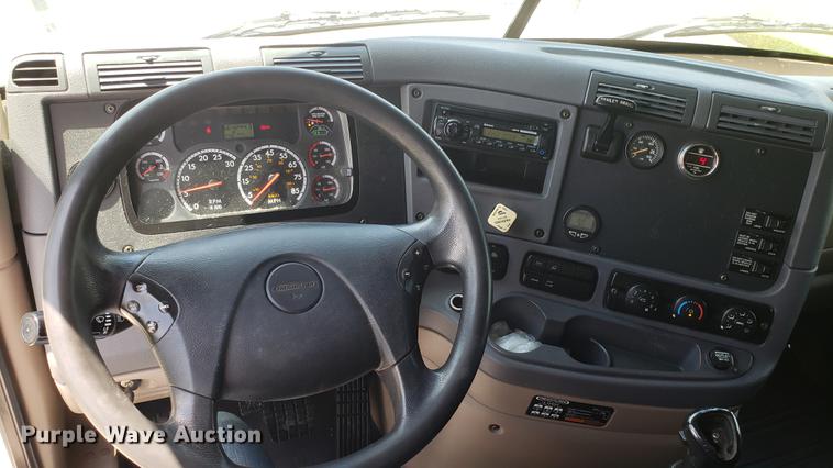 image for item EN9926 2014 Freightliner Cascadia semi truck