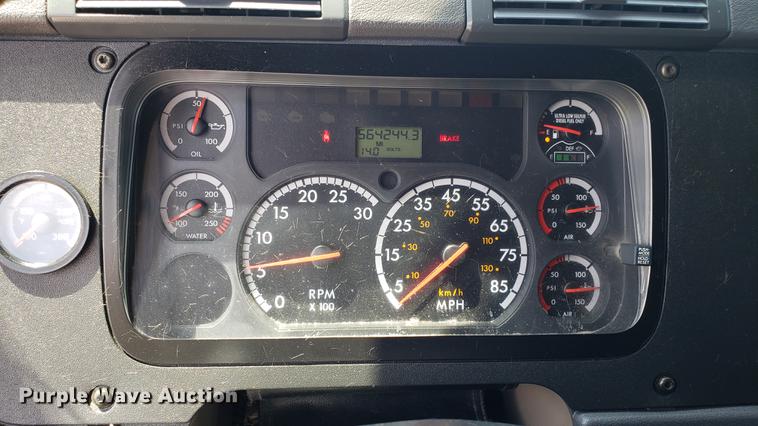 image for item EN9926 2014 Freightliner Cascadia semi truck