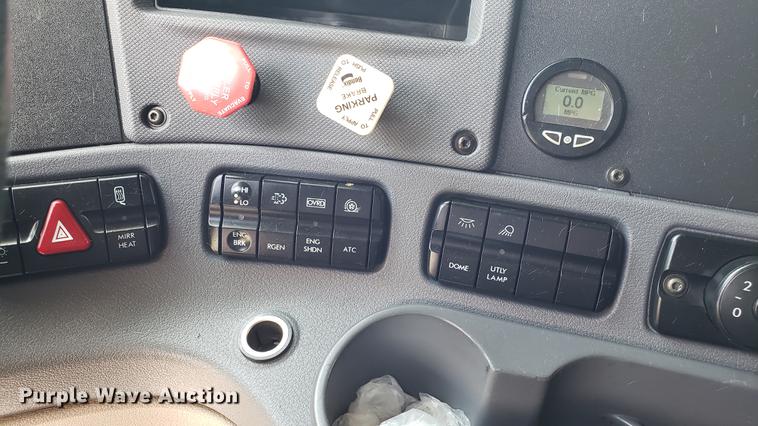 image for item EN9926 2014 Freightliner Cascadia semi truck