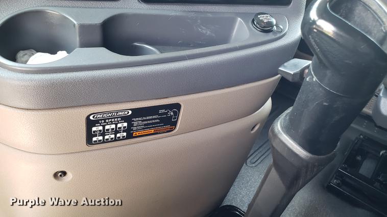 image for item EN9926 2014 Freightliner Cascadia semi truck