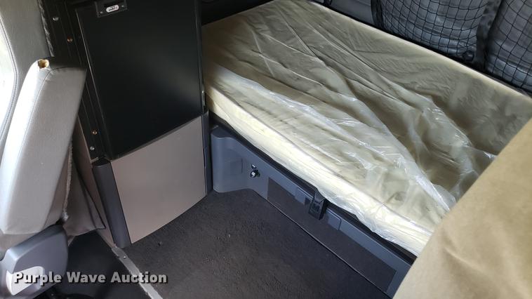 image for item EN9926 2014 Freightliner Cascadia semi truck