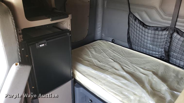 image for item EN9926 2014 Freightliner Cascadia semi truck