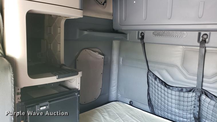 image for item EN9926 2014 Freightliner Cascadia semi truck