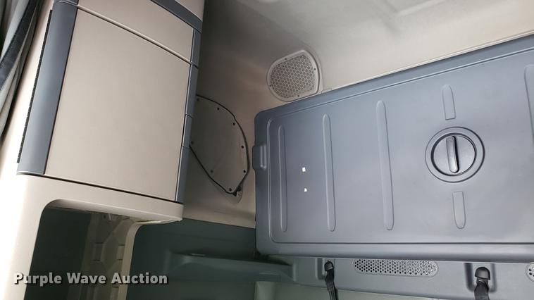 image for item EN9926 2014 Freightliner Cascadia semi truck