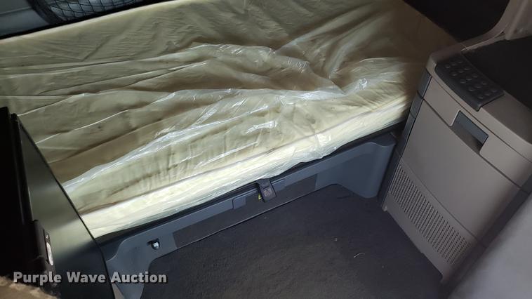 image for item EN9926 2014 Freightliner Cascadia semi truck