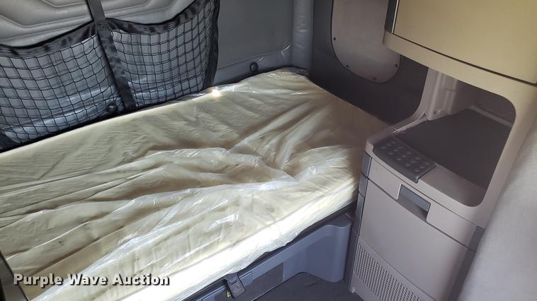 image for item EN9926 2014 Freightliner Cascadia semi truck