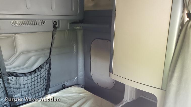 image for item EN9926 2014 Freightliner Cascadia semi truck