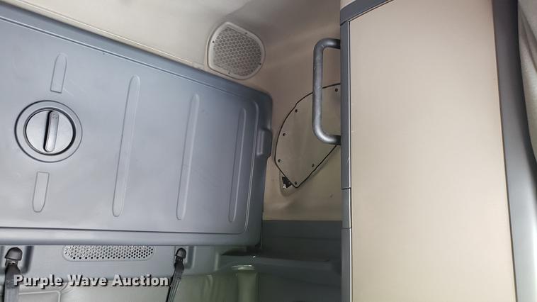 image for item EN9926 2014 Freightliner Cascadia semi truck