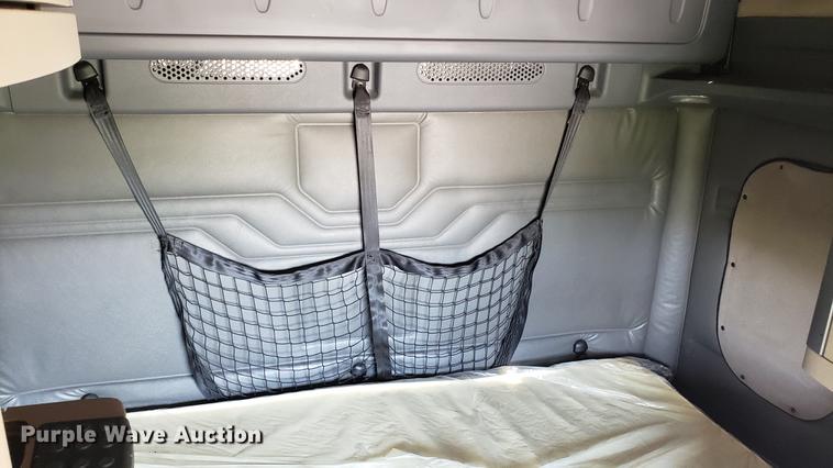 image for item EN9926 2014 Freightliner Cascadia semi truck