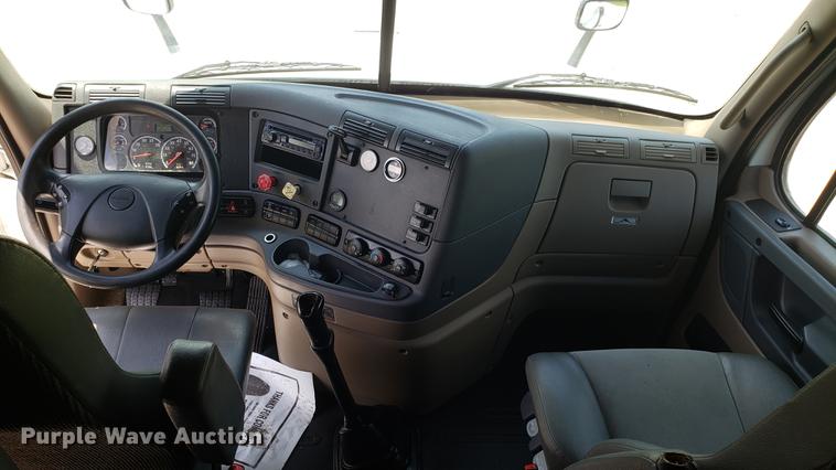 image for item EN9926 2014 Freightliner Cascadia semi truck