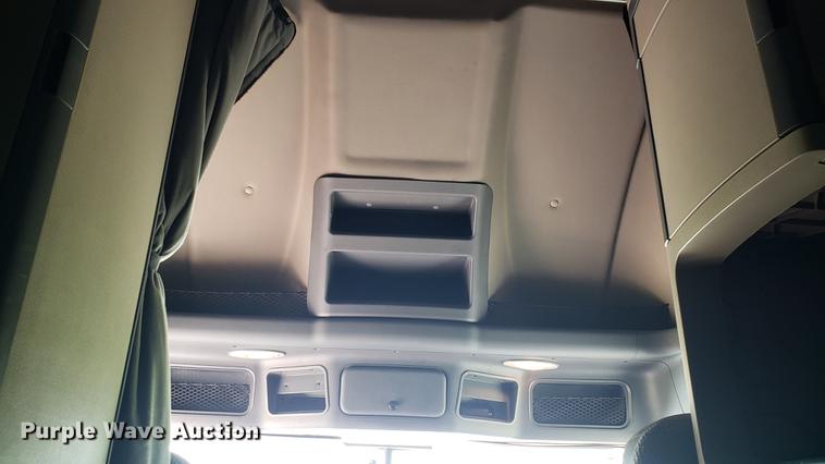 image for item EN9926 2014 Freightliner Cascadia semi truck