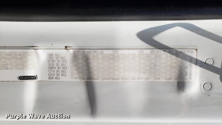 image for item EN9926 2014 Freightliner Cascadia semi truck