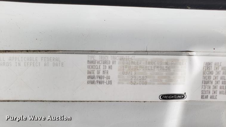 image for item EN9926 2014 Freightliner Cascadia semi truck