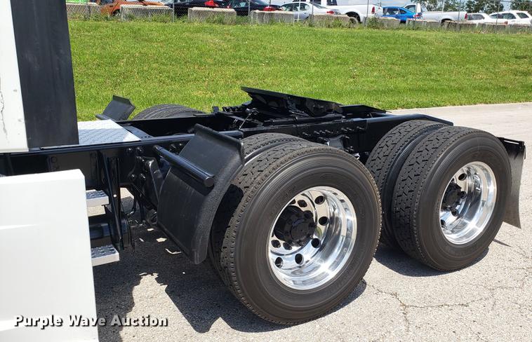 image for item EN9926 2014 Freightliner Cascadia semi truck