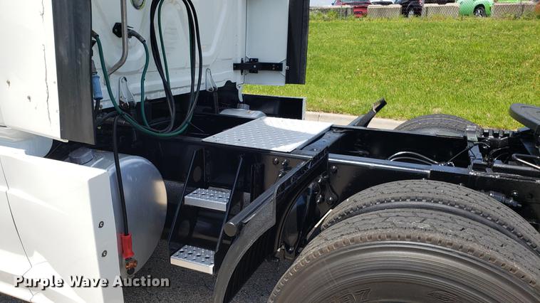 image for item EN9926 2014 Freightliner Cascadia semi truck