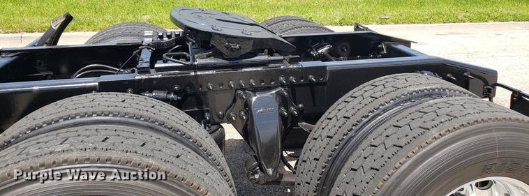 image for item EN9926 2014 Freightliner Cascadia semi truck