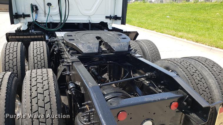 image for item EN9926 2014 Freightliner Cascadia semi truck