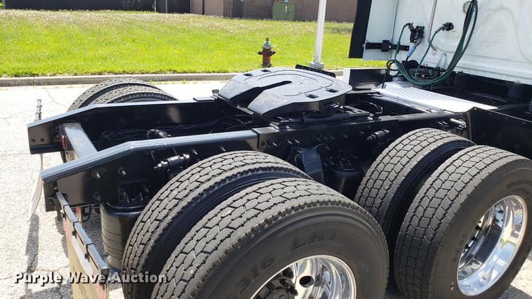 image for item EN9926 2014 Freightliner Cascadia semi truck