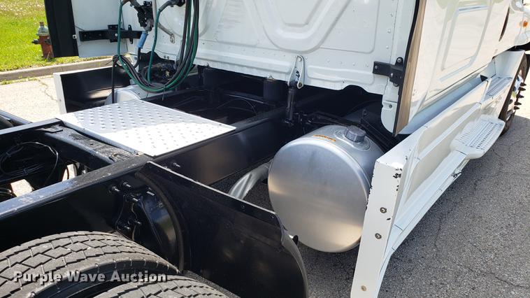 image for item EN9926 2014 Freightliner Cascadia semi truck