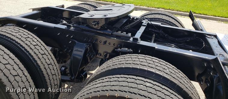 image for item EN9926 2014 Freightliner Cascadia semi truck