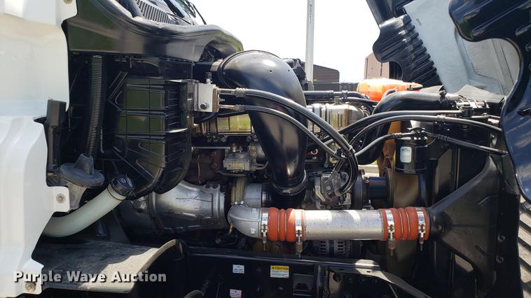 image for item EN9926 2014 Freightliner Cascadia semi truck