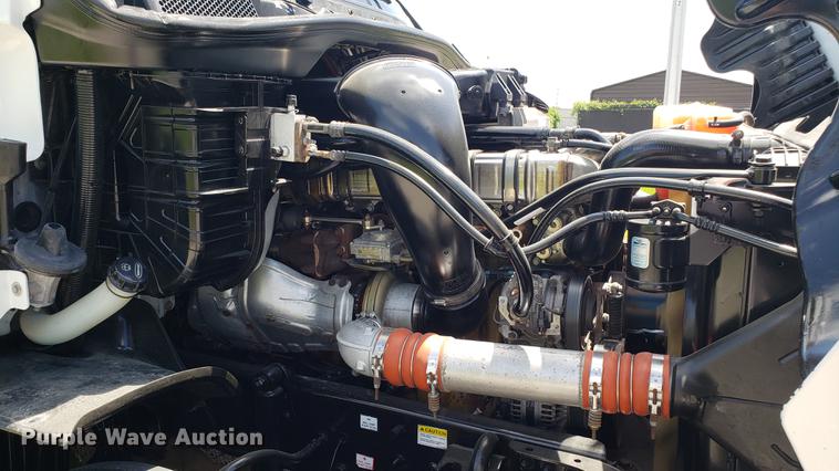 image for item EN9926 2014 Freightliner Cascadia semi truck