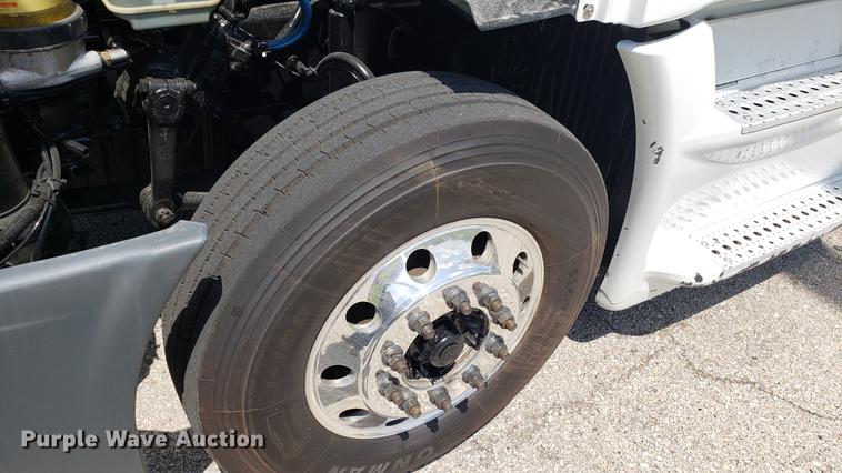 image for item EN9926 2014 Freightliner Cascadia semi truck