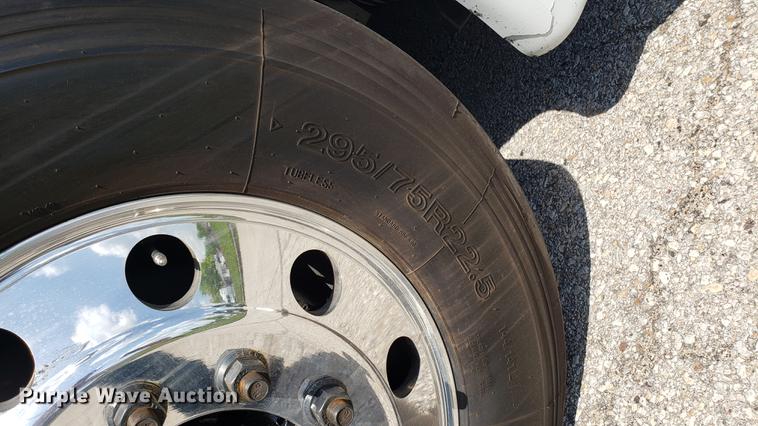 image for item EN9926 2014 Freightliner Cascadia semi truck