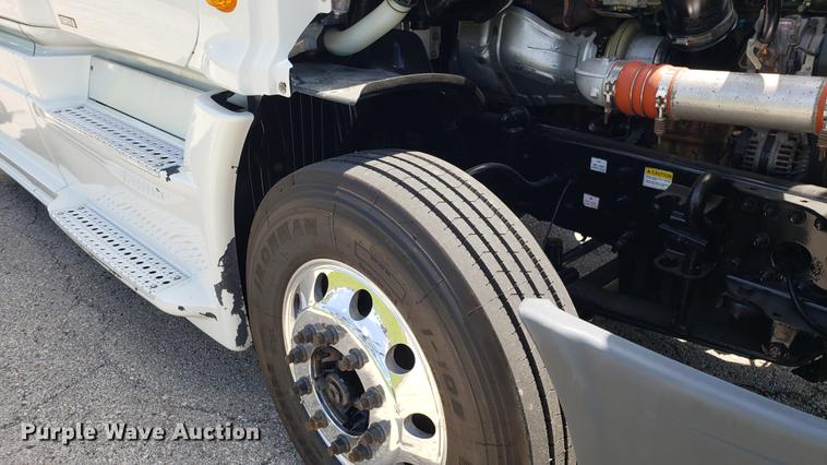 image for item EN9926 2014 Freightliner Cascadia semi truck