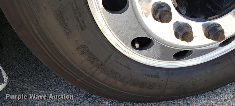 image for item EN9926 2014 Freightliner Cascadia semi truck