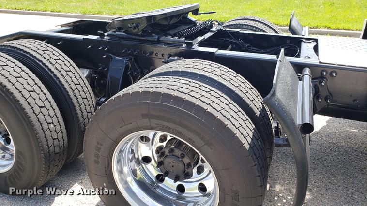 image for item EN9926 2014 Freightliner Cascadia semi truck