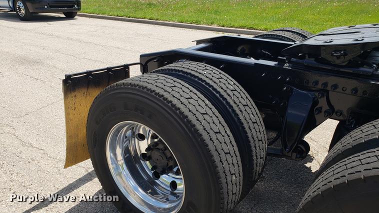 image for item EN9926 2014 Freightliner Cascadia semi truck