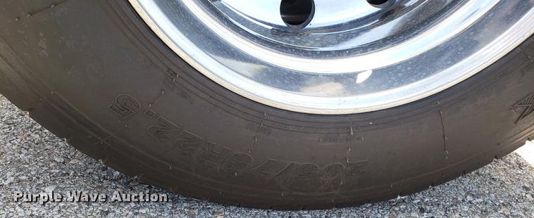 image for item EN9926 2014 Freightliner Cascadia semi truck