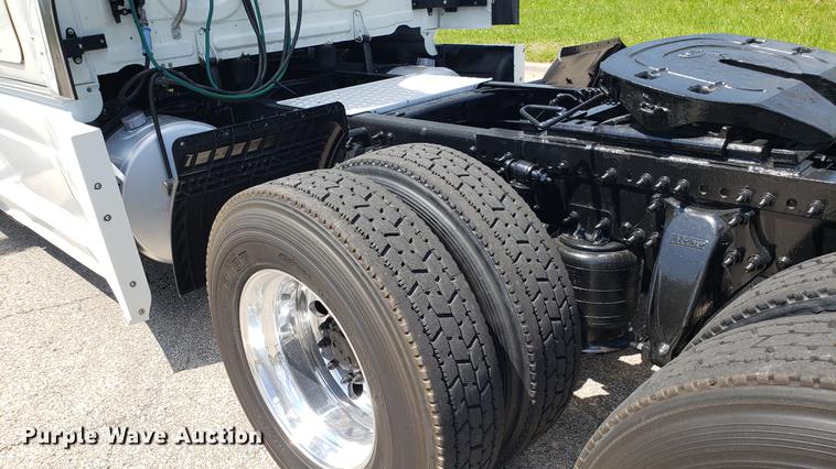 image for item EN9926 2014 Freightliner Cascadia semi truck