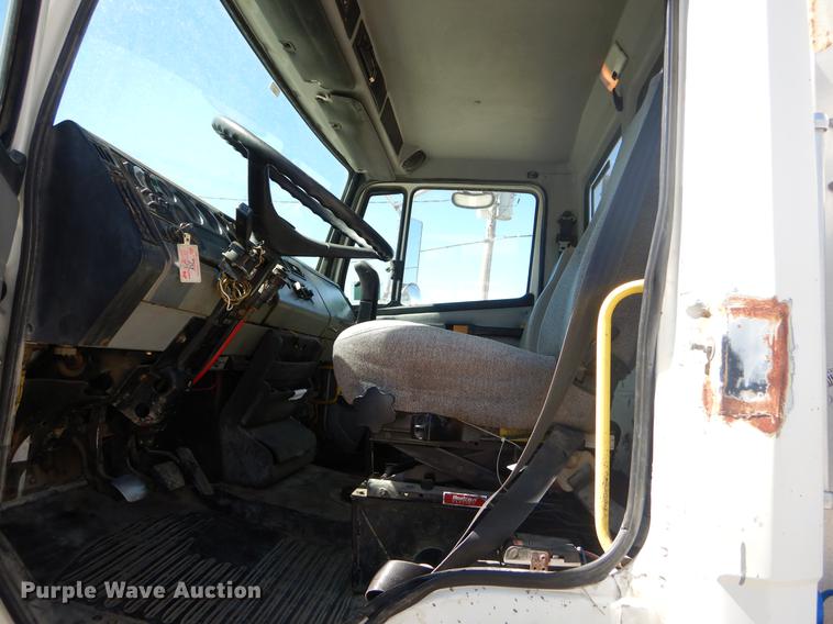 image for item EZ9998 2000 Freightliner FL112 semi truck