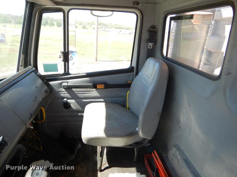 image for item EZ9998 2000 Freightliner FL112 semi truck