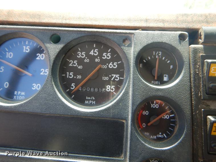 image for item EZ9998 2000 Freightliner FL112 semi truck