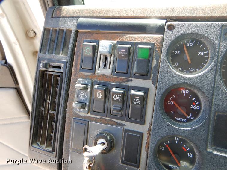 image for item EZ9998 2000 Freightliner FL112 semi truck