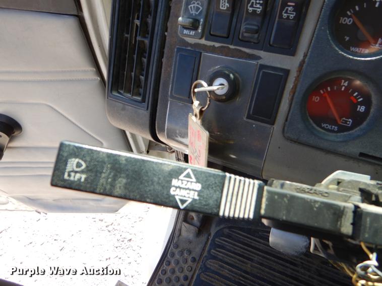 image for item EZ9998 2000 Freightliner FL112 semi truck