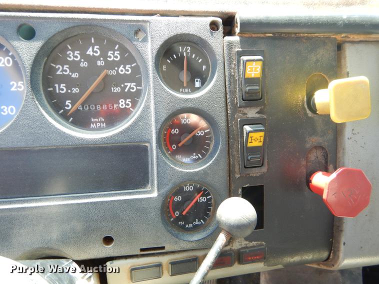 image for item EZ9998 2000 Freightliner FL112 semi truck