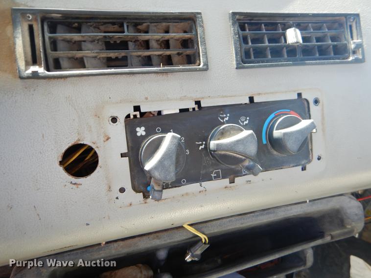 image for item EZ9998 2000 Freightliner FL112 semi truck