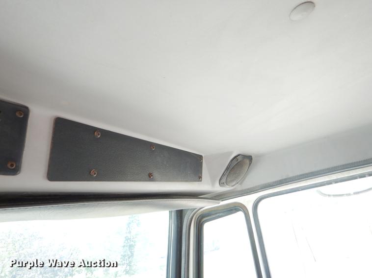 image for item EZ9998 2000 Freightliner FL112 semi truck