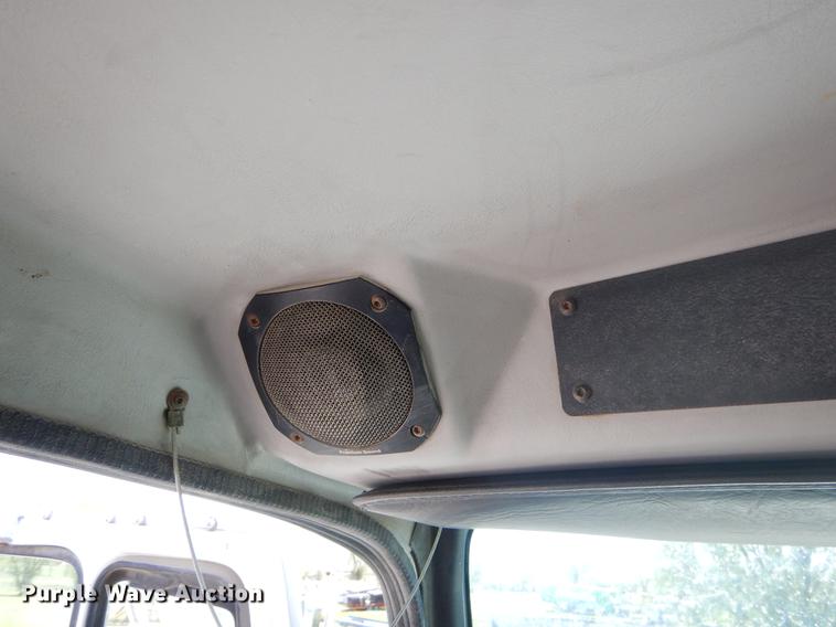 image for item EZ9998 2000 Freightliner FL112 semi truck