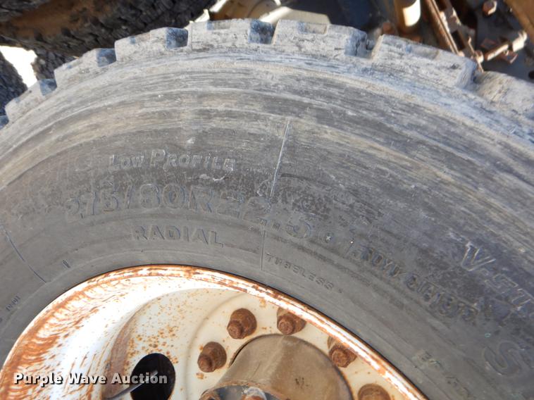 image for item EZ9998 2000 Freightliner FL112 semi truck