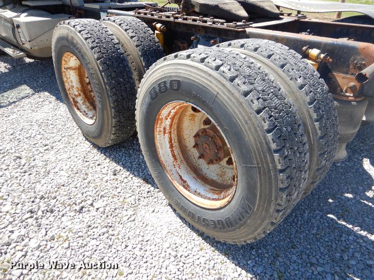 image for item EZ9998 2000 Freightliner FL112 semi truck