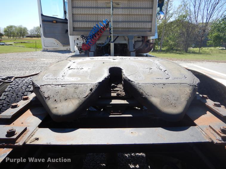 image for item EZ9998 2000 Freightliner FL112 semi truck