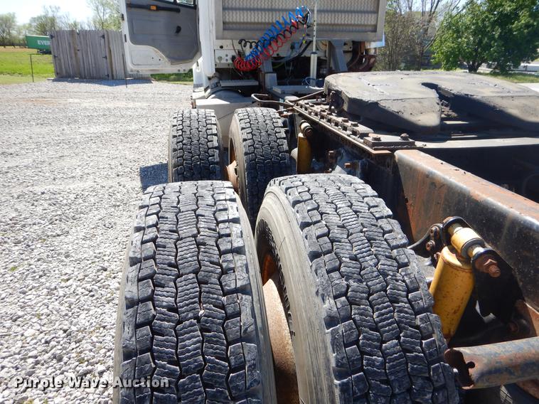 image for item EZ9998 2000 Freightliner FL112 semi truck