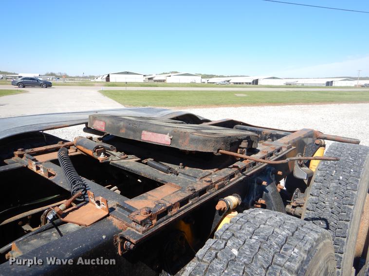 image for item EZ9998 2000 Freightliner FL112 semi truck