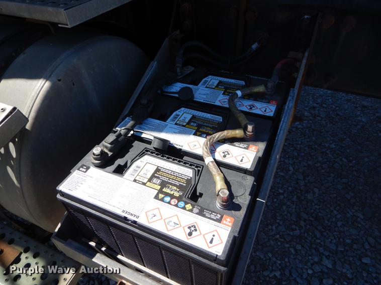 image for item EZ9998 2000 Freightliner FL112 semi truck